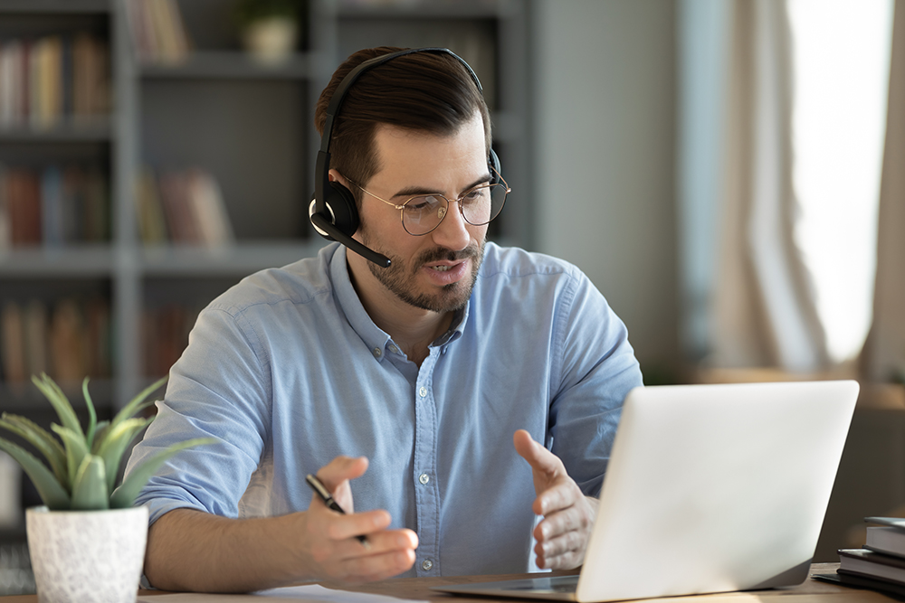 Homme télétravaillant à domicile