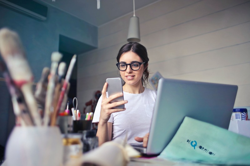 Femme ayant une bonne qualité de vie au travail